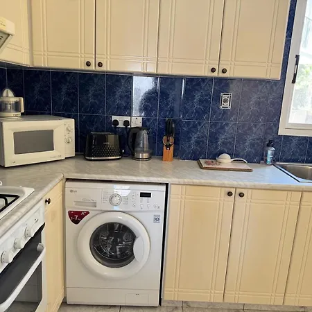 Golden Hour At King Danaos דירה *