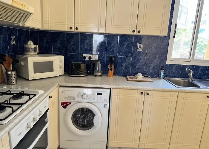 Golden Hour At King Danaos 아파트 *